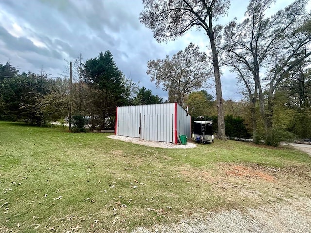 view of yard featuring an outbuilding