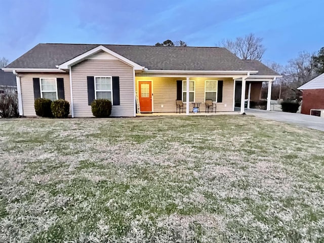 ranch-style house featuring covered porch and a front lawn