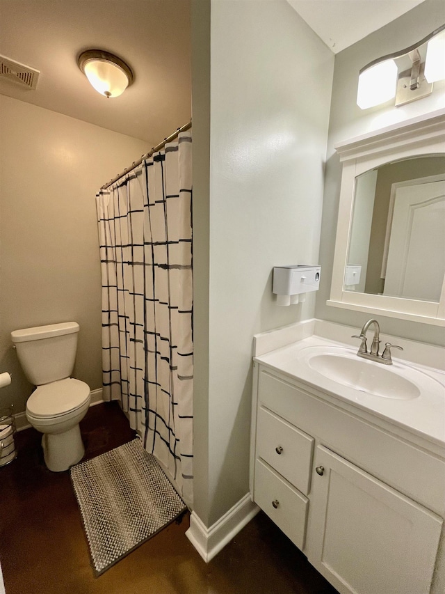 bathroom with toilet, a shower with shower curtain, vanity, visible vents, and baseboards