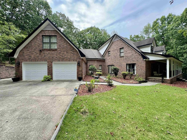 view of front facade featuring a garage and a front lawn