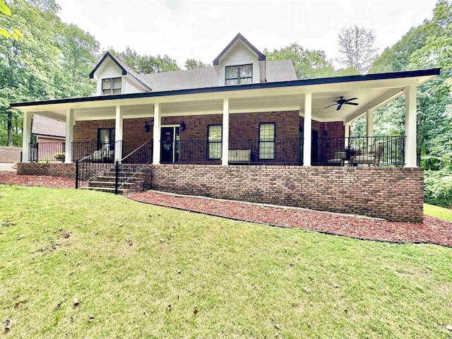 view of front facade with ceiling fan, a front lawn, and covered porch