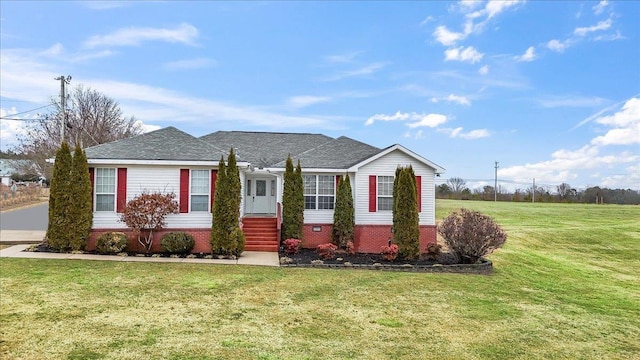 view of front of home featuring a shingled roof and a front yard