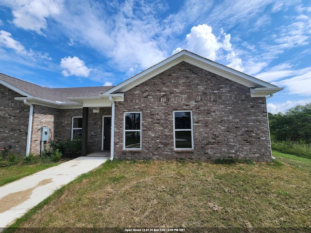 view of front of home with a front lawn