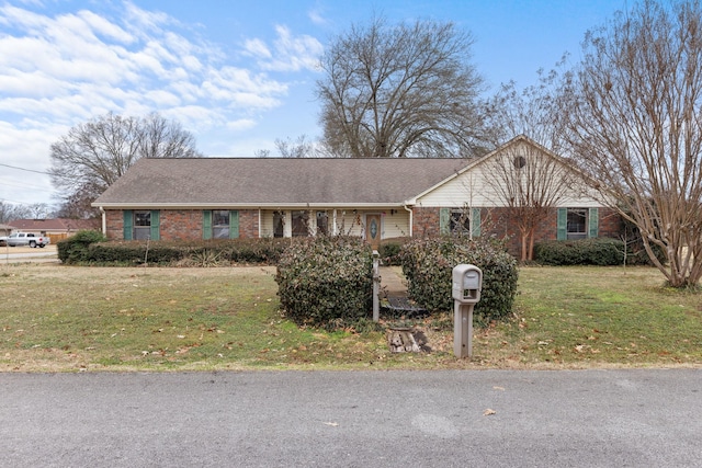 ranch-style house featuring a front yard