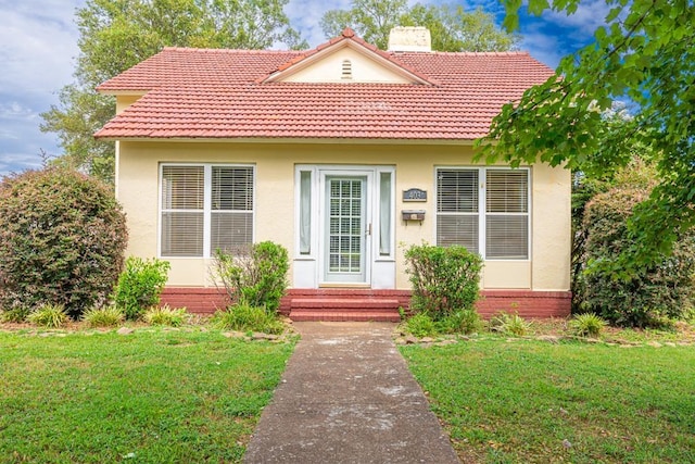 view of front of home with a front lawn