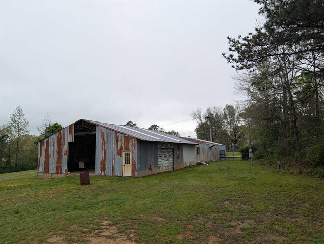 view of pole building featuring a yard
