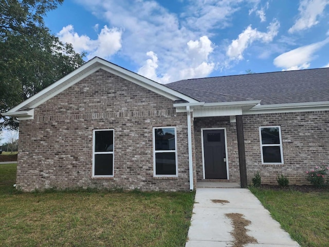 view of front facade featuring a front lawn