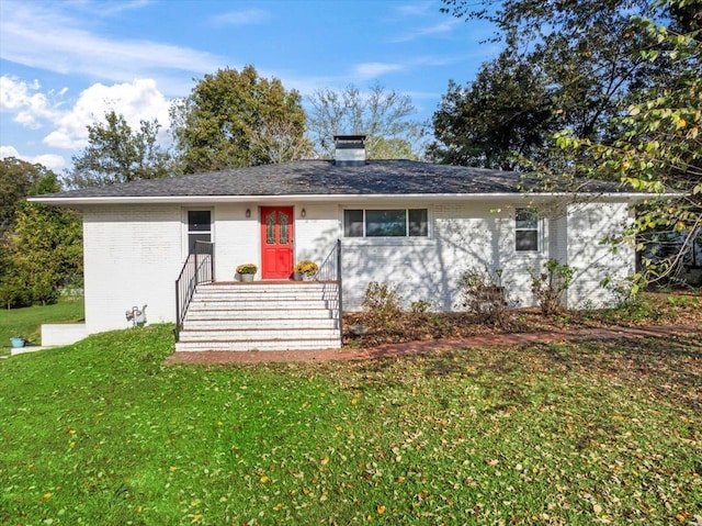 single story home with a front lawn