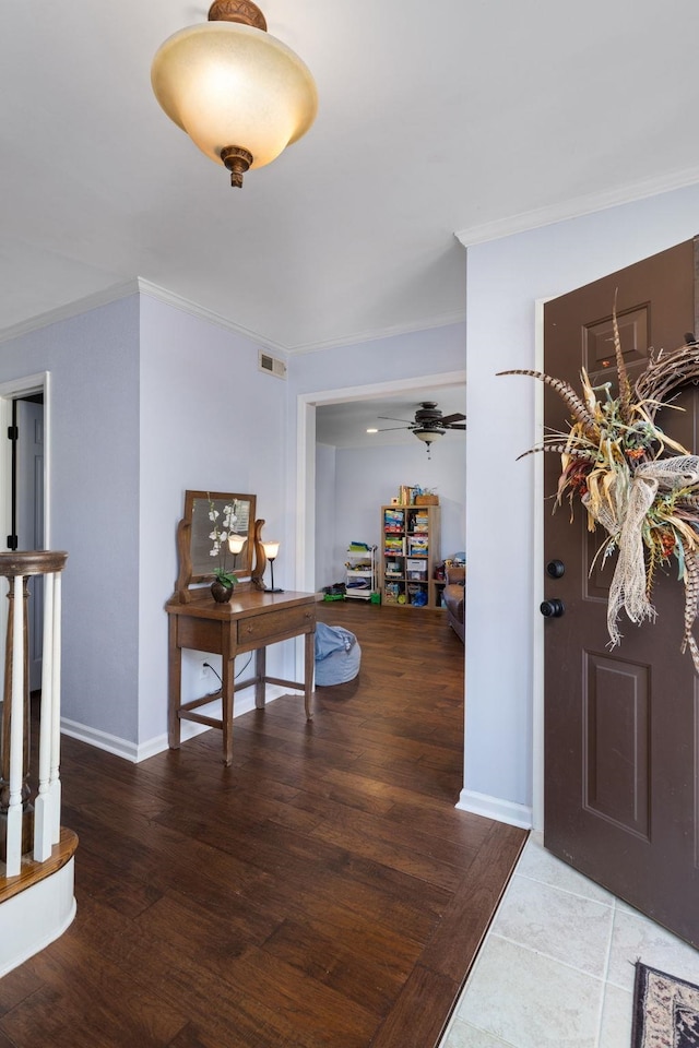 foyer featuring ceiling fan and crown molding