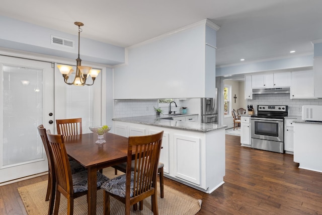 dining room with a notable chandelier, ornamental molding, sink, and dark wood-type flooring