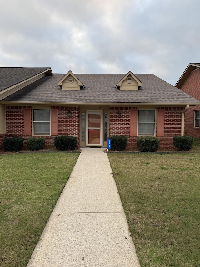 ranch-style house featuring a front yard