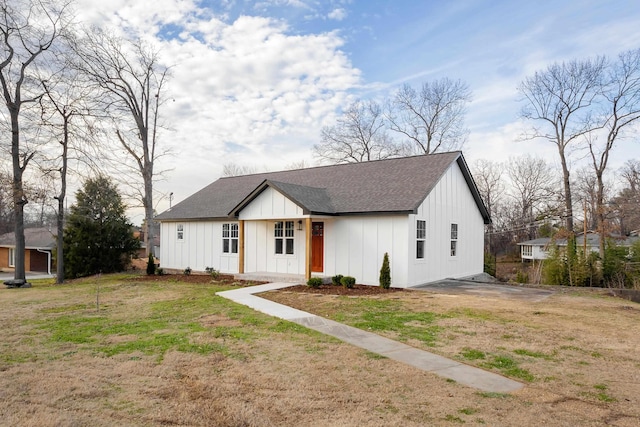 modern inspired farmhouse featuring a front yard