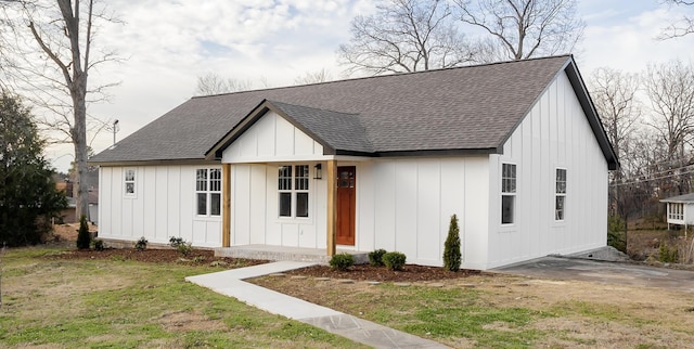 modern inspired farmhouse featuring a front yard