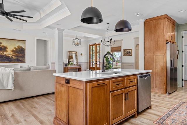 kitchen featuring a sink, crown molding, stainless steel appliances, and light wood finished floors