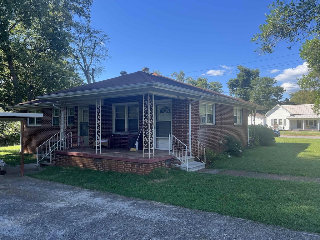 view of front facade with covered porch and a front yard