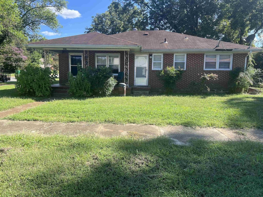 view of front facade with a front yard