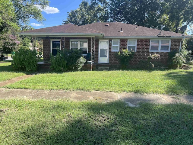 view of front facade with a front yard