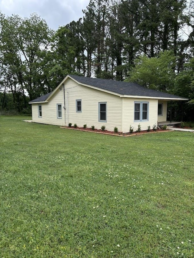 view of front of property featuring a front lawn