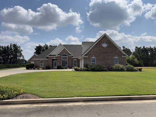 front of property with a front lawn