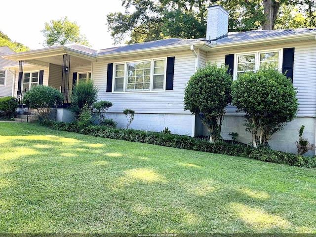 view of front facade featuring a front yard