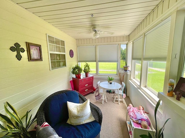 sunroom with ceiling fan