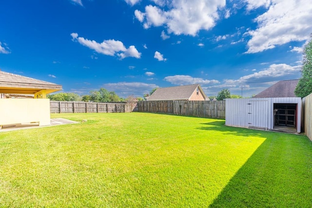 view of yard with an outdoor structure