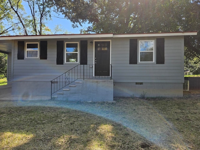 view of front of house featuring a front lawn