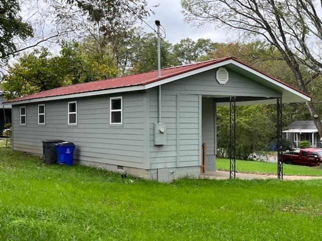 back of house featuring a lawn