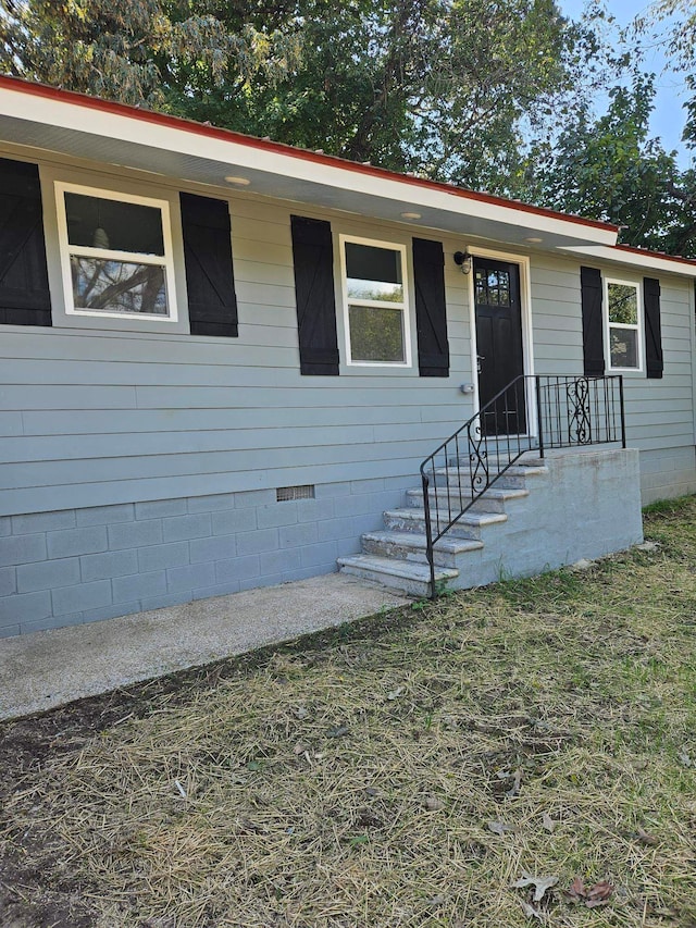 view of front of home featuring a front lawn