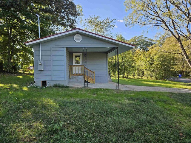 view of front of house featuring a front yard