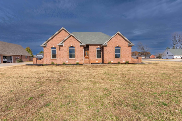 view of front of house with a front lawn