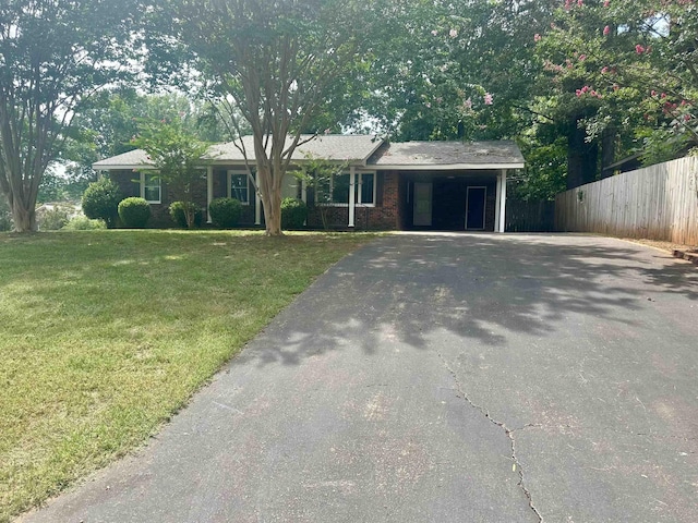 ranch-style home featuring a front lawn