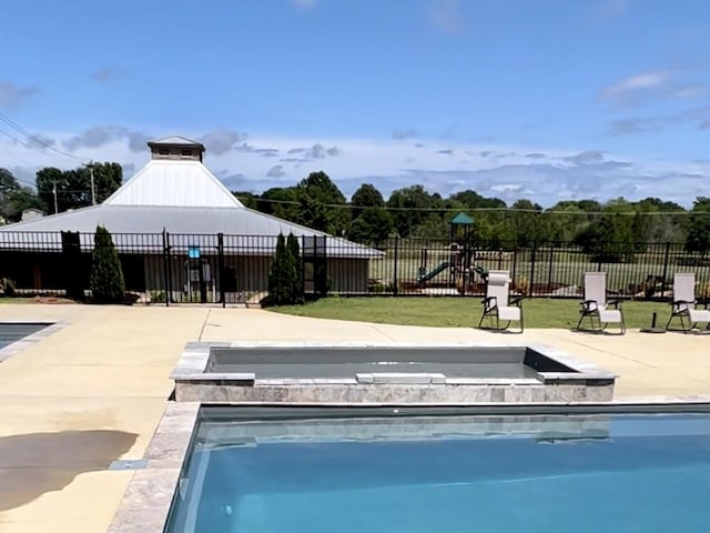 view of pool featuring an in ground hot tub