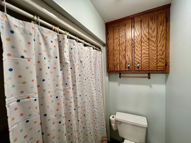 full bath with toilet and curtained shower