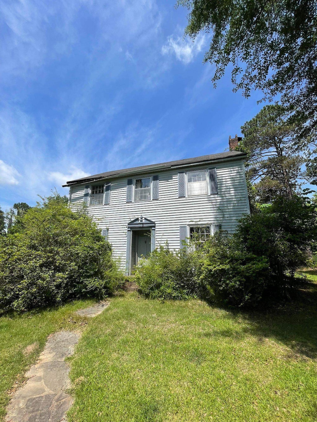 view of front facade with a front lawn