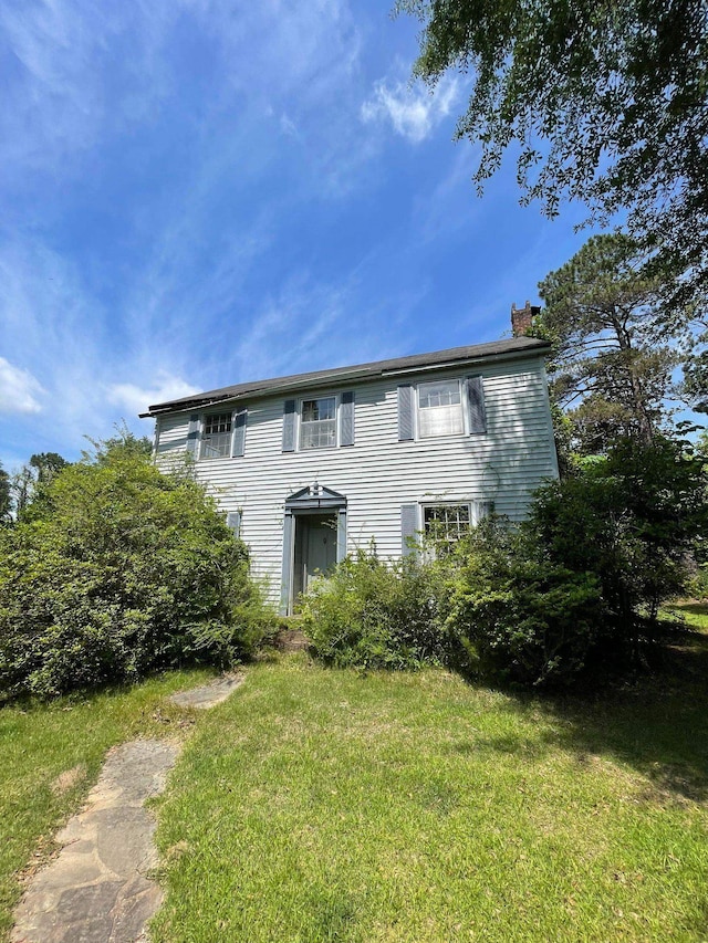 view of front facade with a front lawn