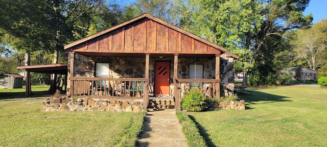 view of front of house with a porch and a front lawn