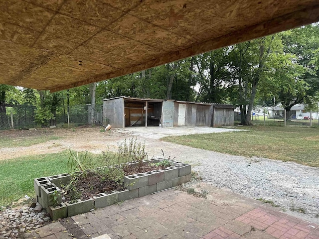 view of yard with an outbuilding