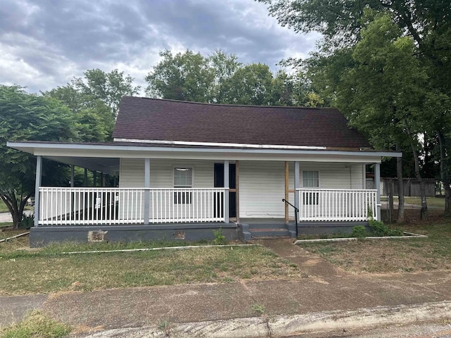 farmhouse featuring covered porch