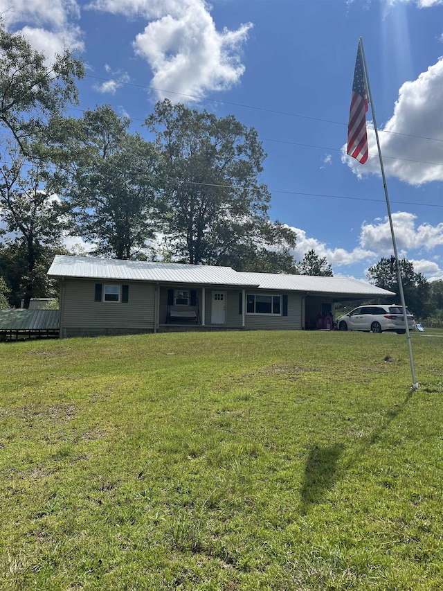 view of front of property featuring a front yard