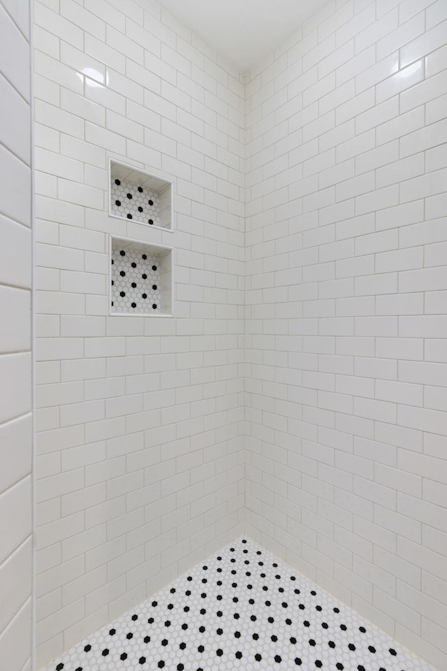 bathroom featuring tiled shower