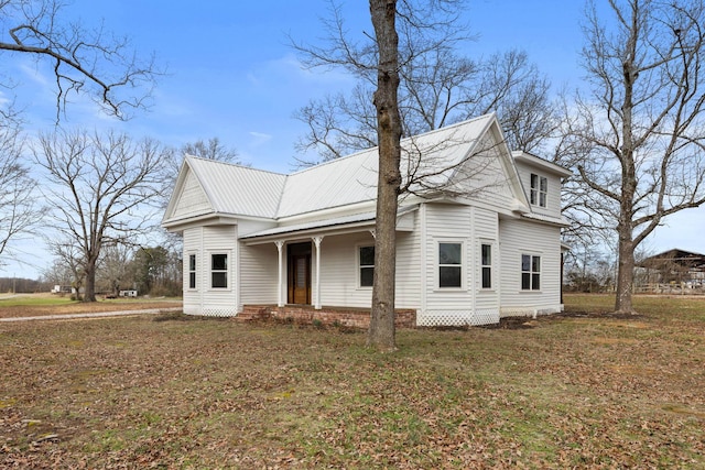 view of front of house with a front lawn