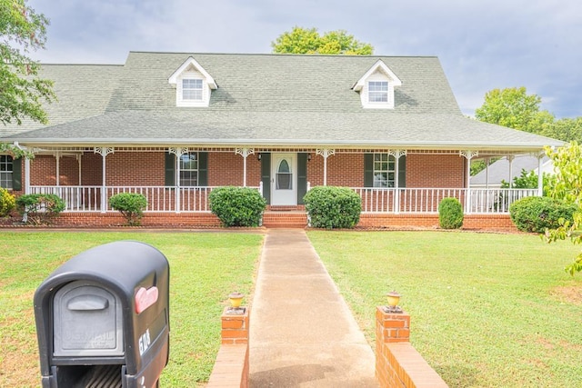 farmhouse-style home featuring a front lawn