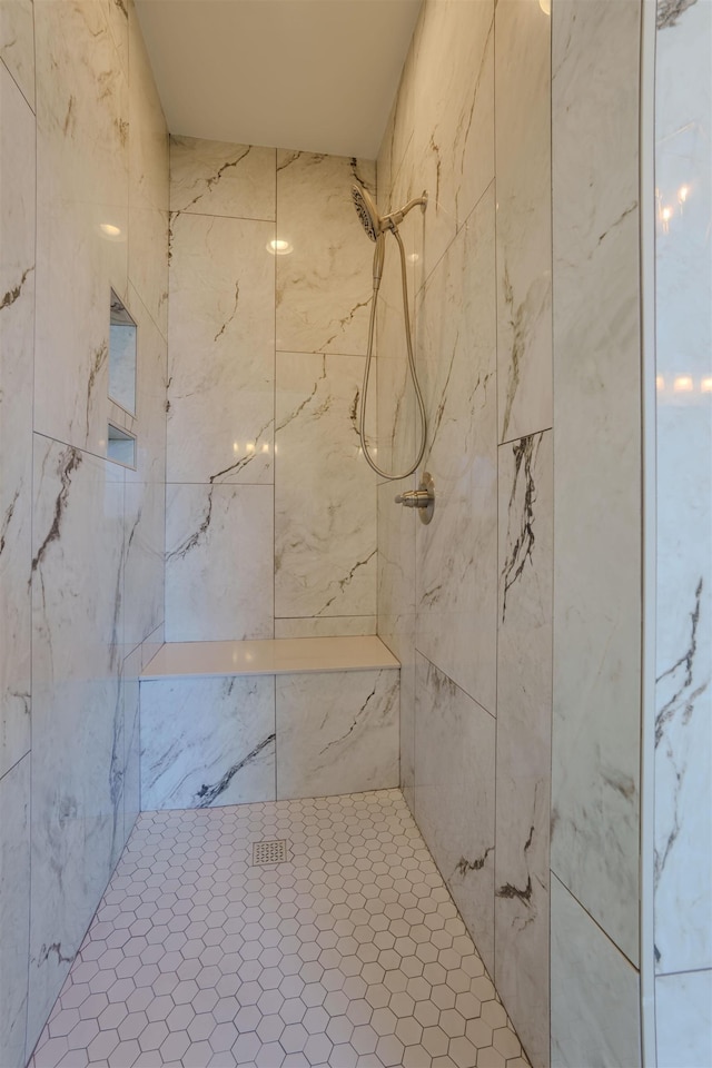 full bathroom featuring tiled shower