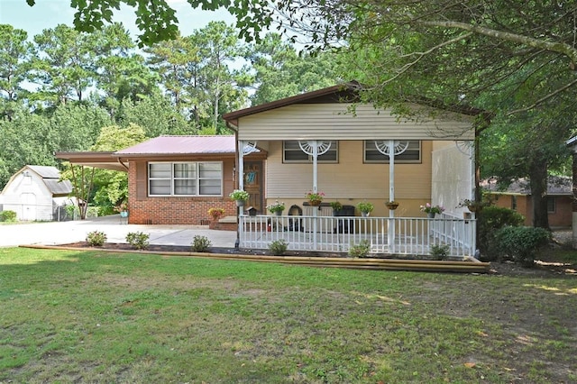 view of front of property with a front yard