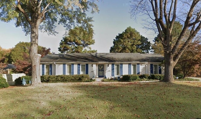 ranch-style home featuring a front lawn