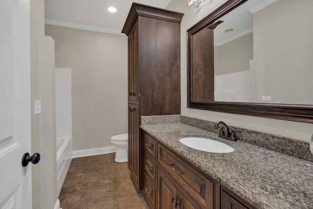 full bathroom featuring toilet, recessed lighting, vanity, baseboards, and crown molding