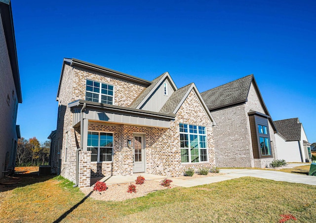 view of front of house featuring a front yard