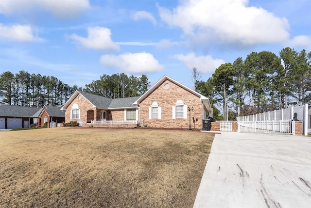 ranch-style home featuring a front lawn