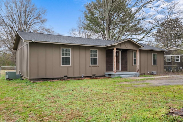 ranch-style house featuring a front lawn